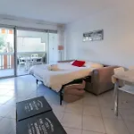 In With Ac Terrace & Pool - Benakey *