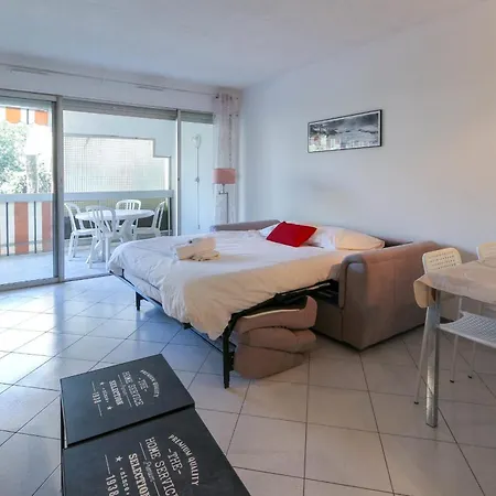 In With Ac Terrace & Pool - Benakey Apartamento