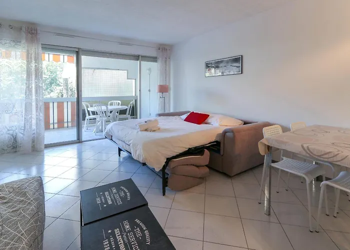 In With Ac Terrace & Pool - Benakey *