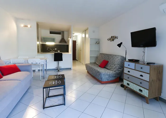 In With Ac Terrace & Pool - Benakey